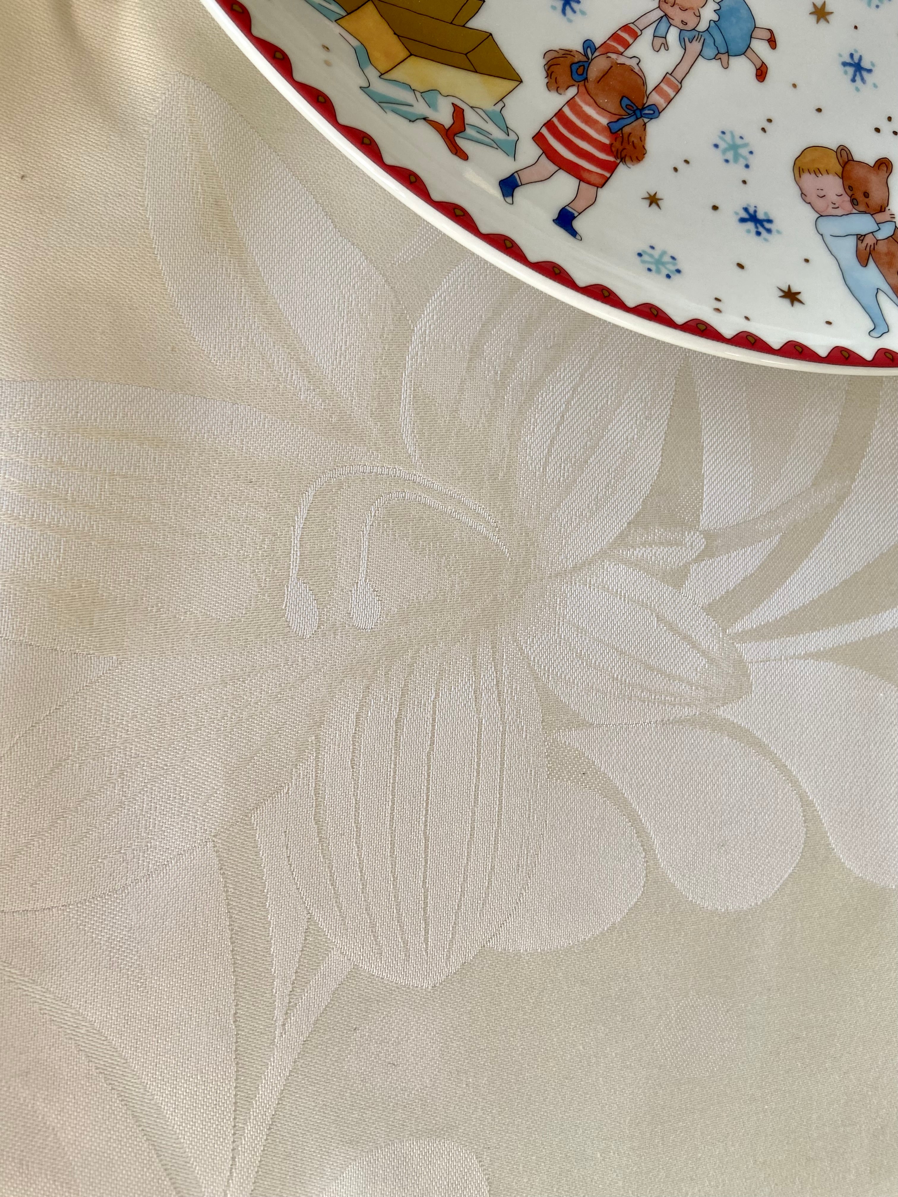 Brocade festive tablecloth Cream
