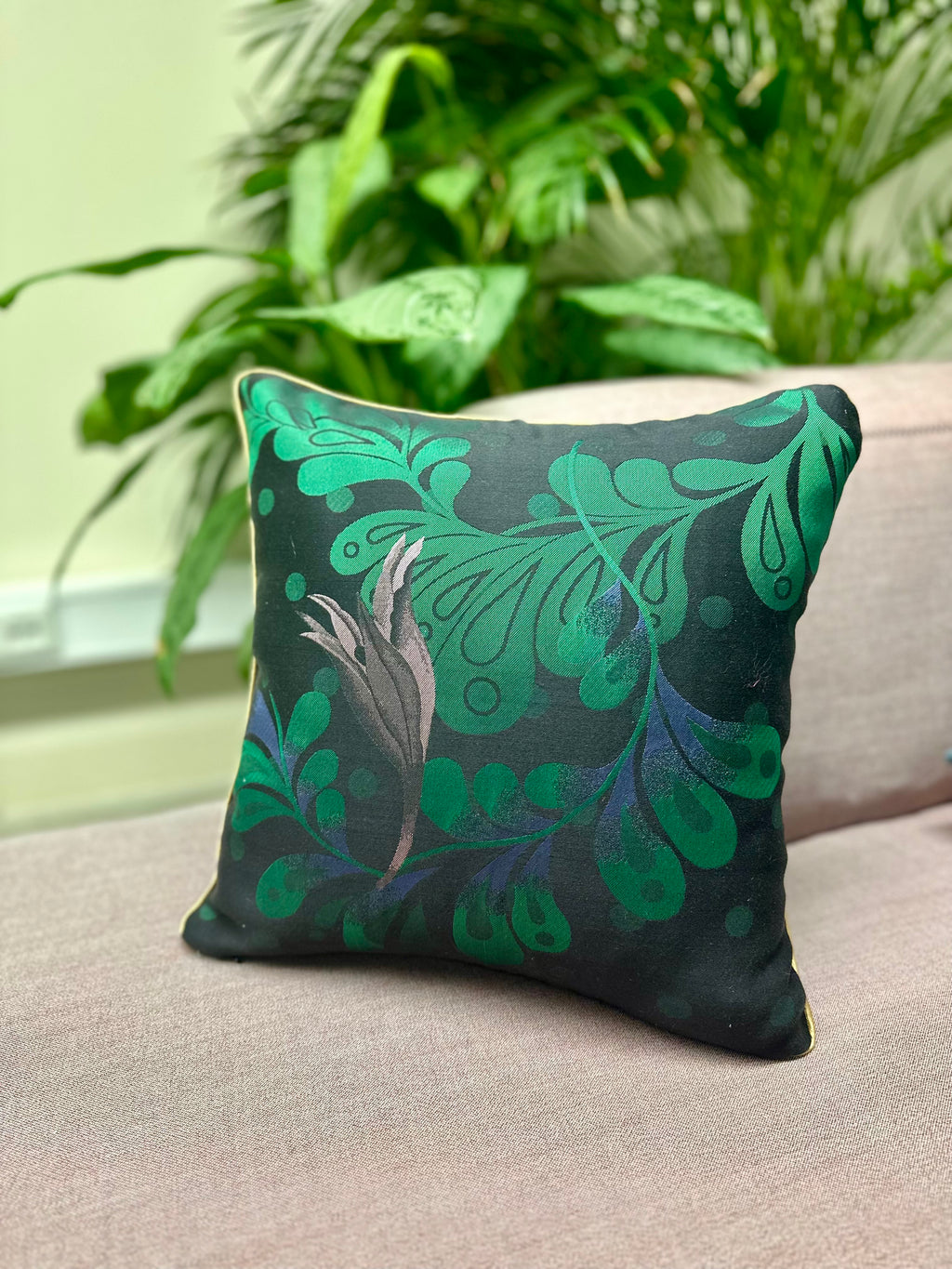 Brocade pillow Black