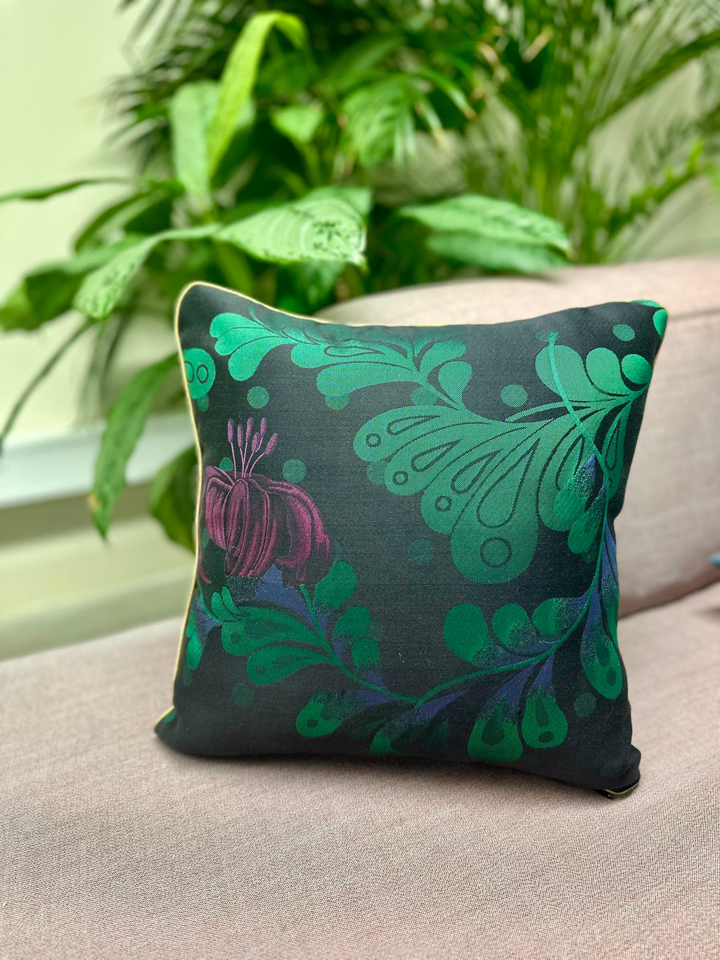 Brocade pillow Black