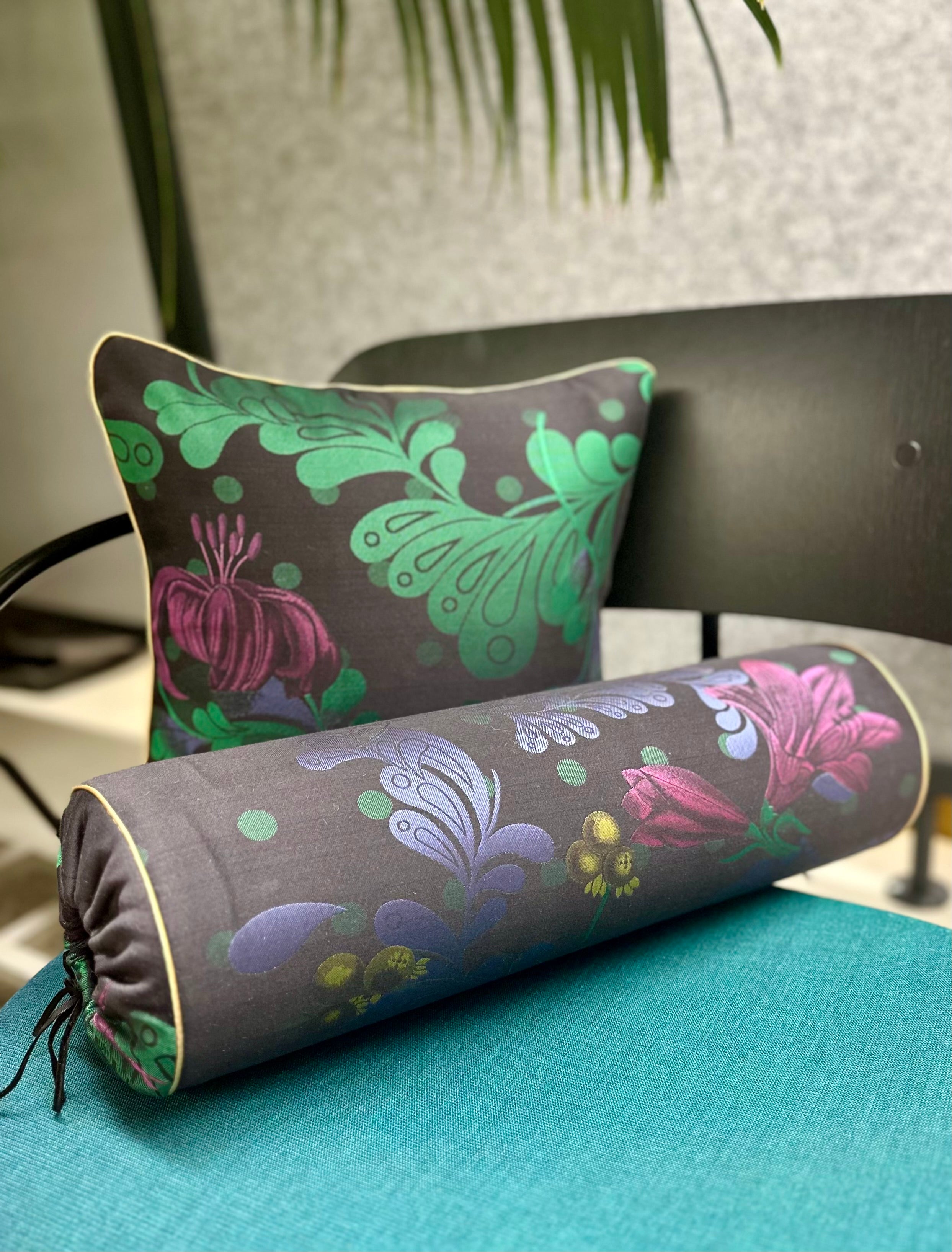 Brocade pillow Black