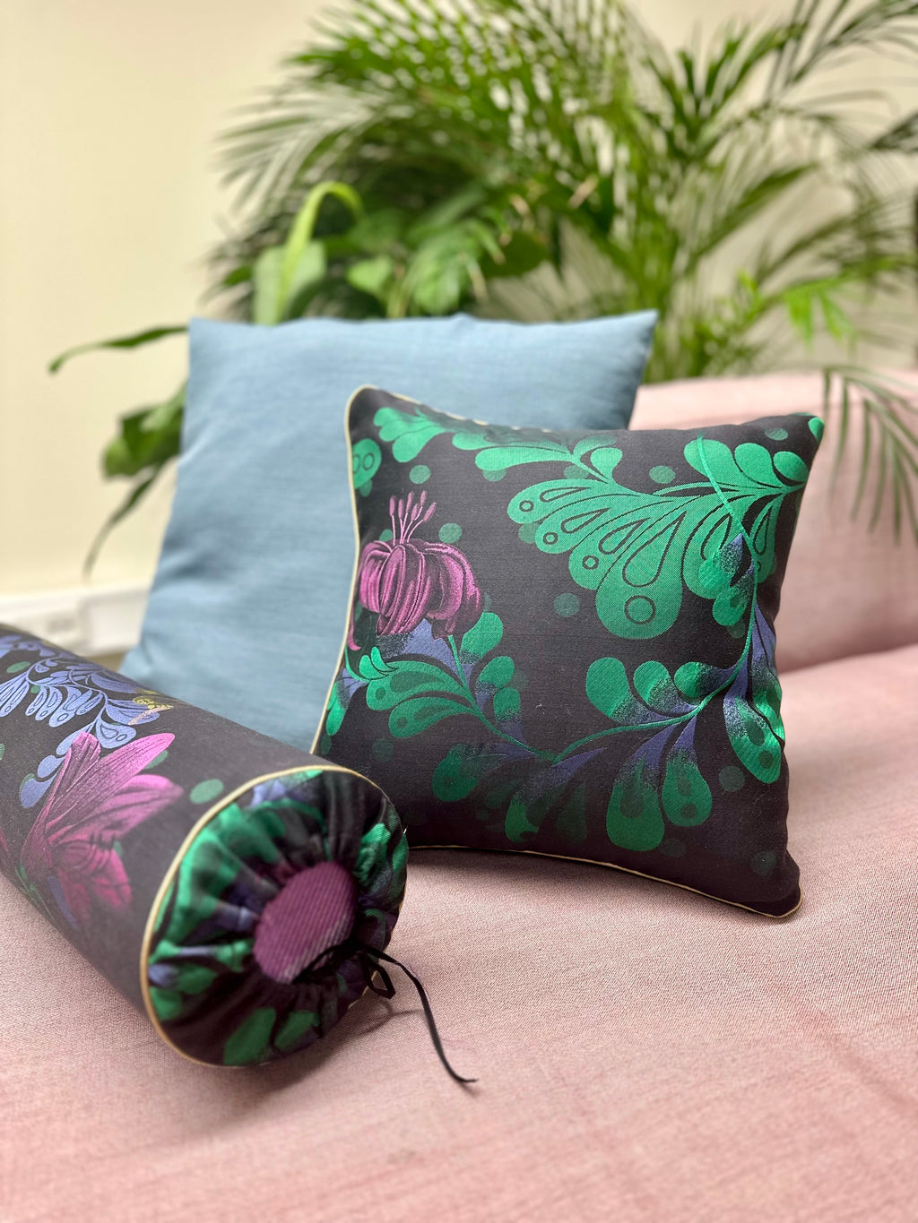 Brocade pillow Black